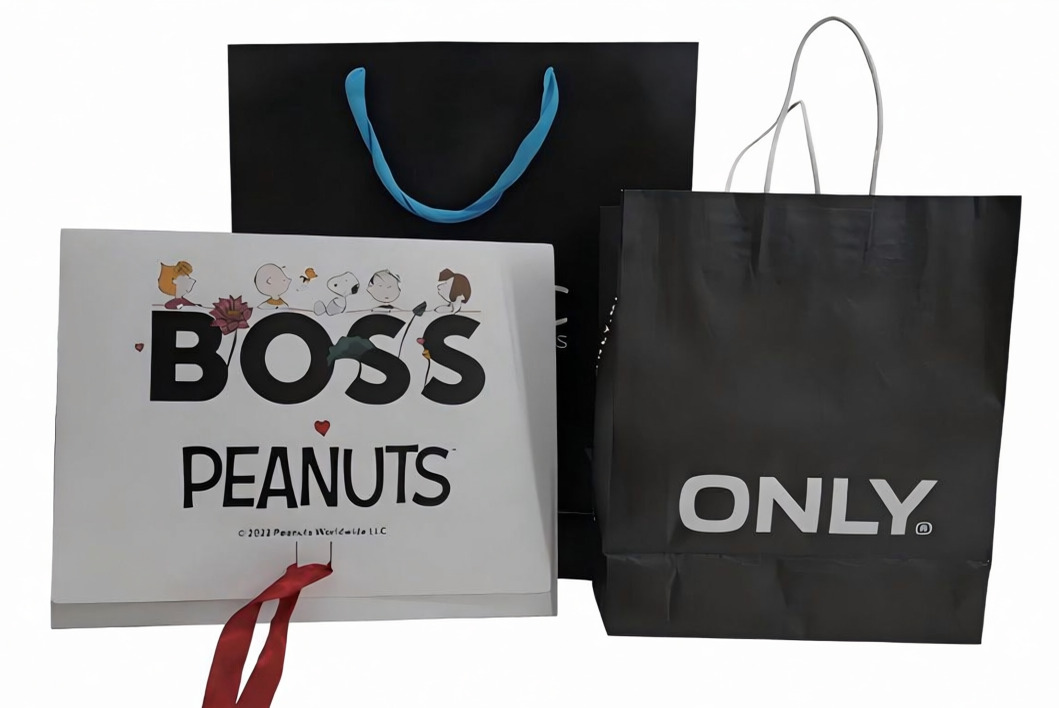 Sustainable paper shopping bags made from FSC-certified materials